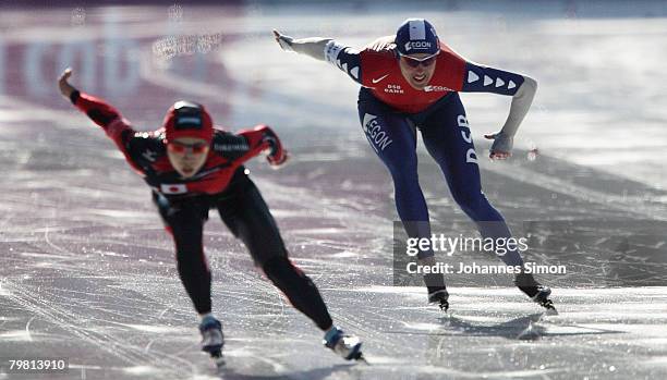 Shihomi Shinya of Japan and Marianne Timmer of the Netherlands compete in the 1000m heats during Day 2 of the Essent ISU Speed Skating World Cup at...