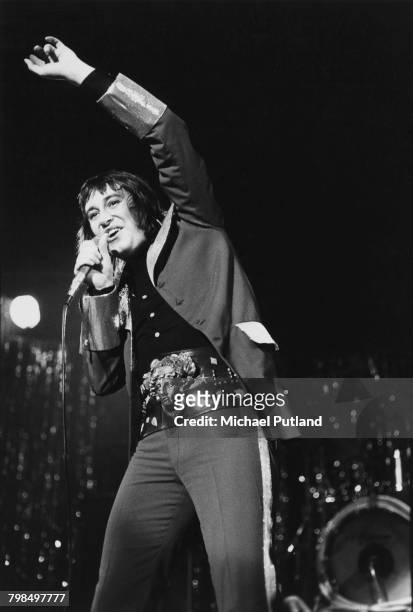 English musician and singer Les Gray of glam rock group Mud, performs live on stage in London in May 1975.