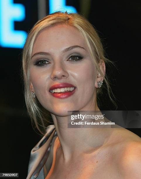 Actress Scarlett Johansson arrives at the Royal Premiere of "The Other Boleyn Girl" at Odeon Leciester Square on February 19, 2008 in London, England.