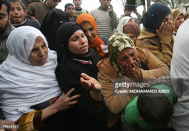 Relatives of Palestinian boy Tamer abu Shaar mourn during his funeral in Deir al-Balah in the central Gaza Strip on February 20, 2008. The...