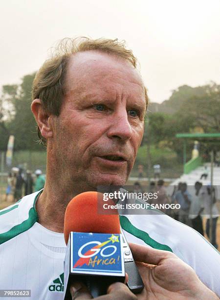 Picture taken on January 30, 2008 in Takoradi shows the German coach of the "Super Eagles" the national football team Nigeria Berti Vogts answering...