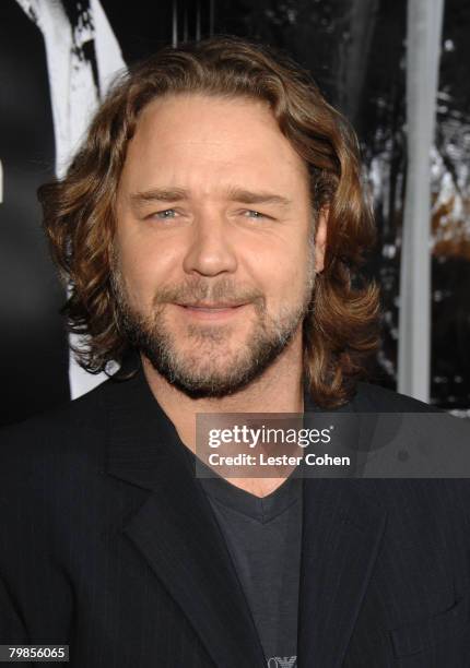 Actor Russell Crowe arrives to the industry screening of "American Gangster" at the Arclight on October 29, 2007 in Hollywood, California.