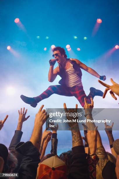 male rock star performing in front of audience - concerto di musica pop foto e immagini stock
