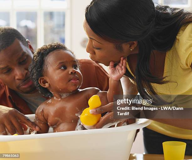 african parents bathing baby - couple bathtub - fotografias e filmes do acervo