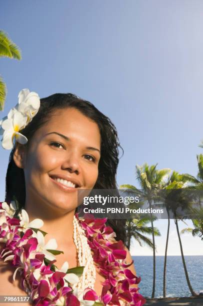 pacific islander woman wearing lei - lei day hawaii - fotografias e filmes do acervo