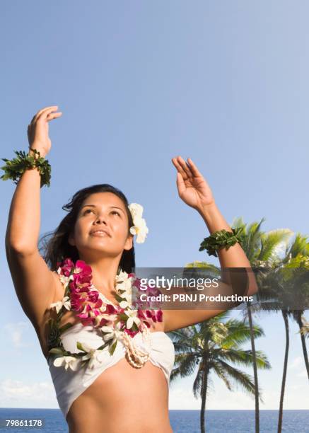 pacific islander woman in lei dancing - lei day hawaii - fotografias e filmes do acervo