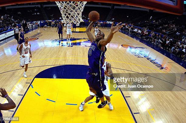 Rod Benson of the Dakota Wizards goes up for a slam dunk during the game against the Bakersfield Jam on February 2, 2008 at Rabobank Arena in...