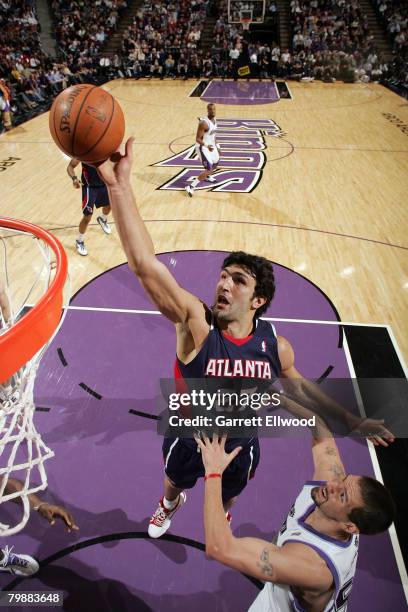 Zaza Pachulia of the Atlanta Hawks drives to the basket against Brad Miller of the Sacramento Kings on February 20, 2008 at Arco Arena in Sacramento,...