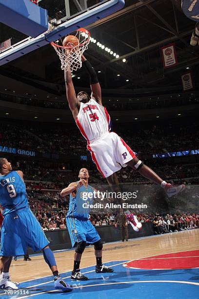 Jason Maxiell of the Detroit Pistons takes the ball to the basket during the game against the Orlando Magic at the Palace of Auburn Hills on January...