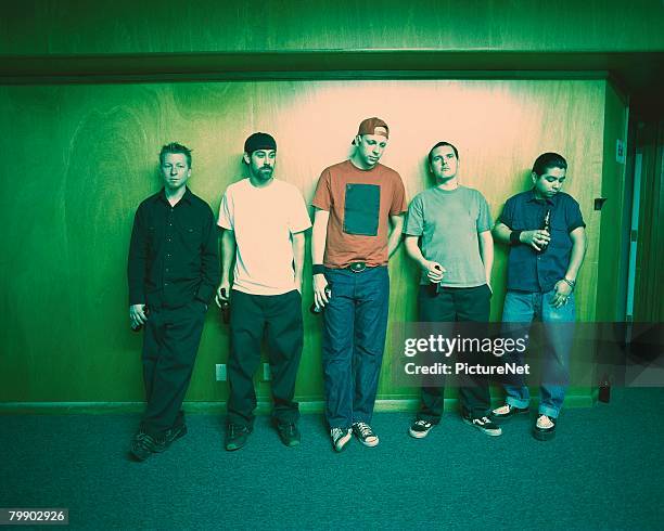 friends hanging out - processo cruzado imagens e fotografias de stock