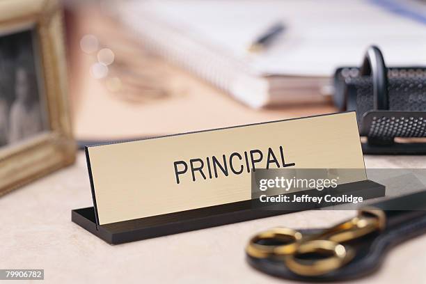 school principal nameplate on a desk - naamplaatje kantoorartikel stockfoto's en -beelden