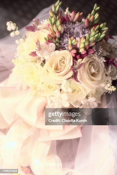 bouquet with white roses - tulle netting stock-fotos und bilder