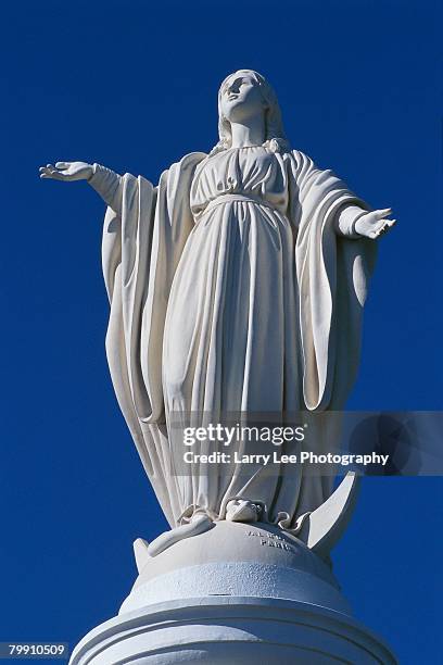 statue of the virgin mary on cerro san cristobal in santiago, chile - san cristóbal hill chile stock pictures, royalty-free photos & images