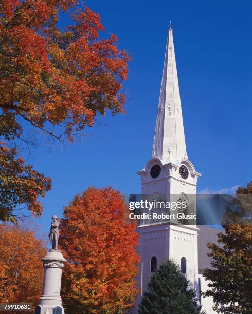 church steeple in autumn - manchester vermont foto e immagini stock