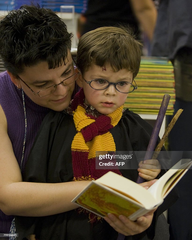 A woman and her son reads "Harry Potter