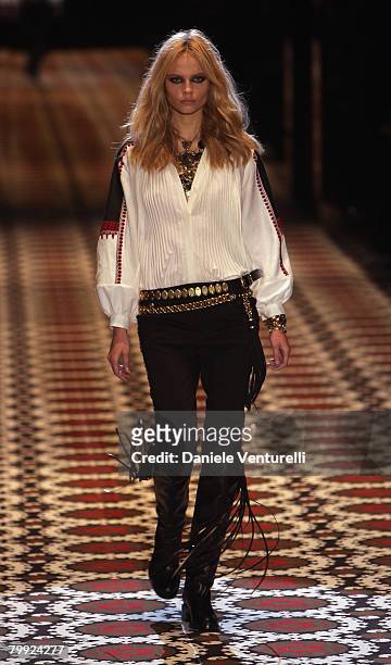 A model walks the runway wearing the Gucci Fall/Winter 2008/2009... News Photo - Images