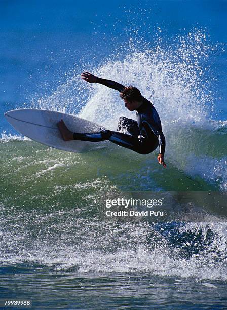 surfer catching wave - david puu stock-fotos und bilder