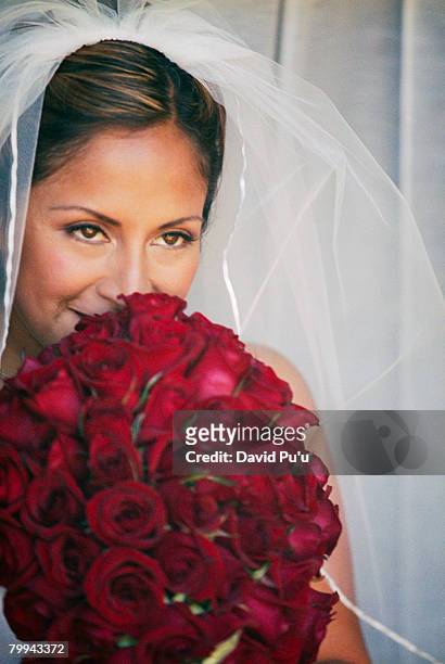 bride holding bouquet of roses - david puu stock-fotos und bilder