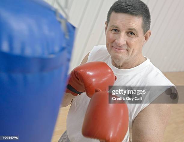 middle-aged boxer working out - cali morales 個照片及圖片檔