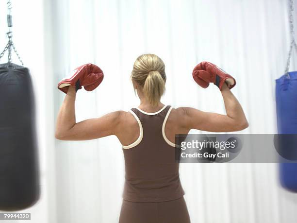 boxer flexing her muscles - cali morales 個照片及圖片檔