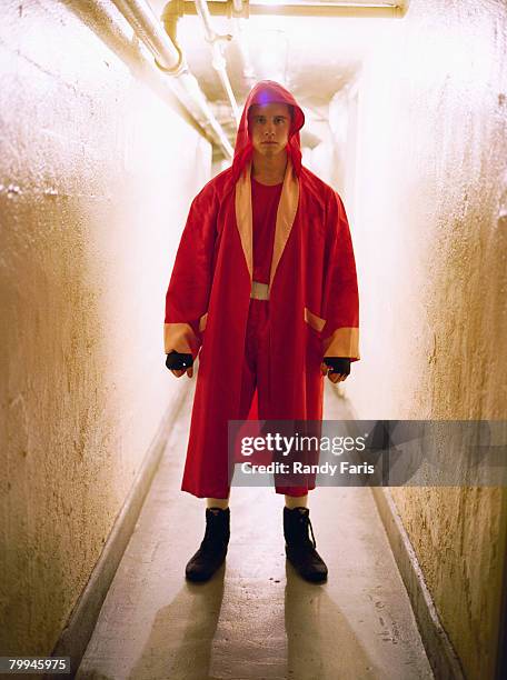 boxer standing in hallway - manto de cerimônia - fotografias e filmes do acervo