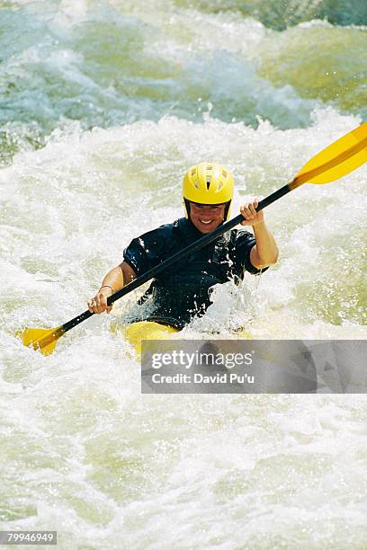 kayaker amidst choppy water - david puu stockfoto's en -beelden