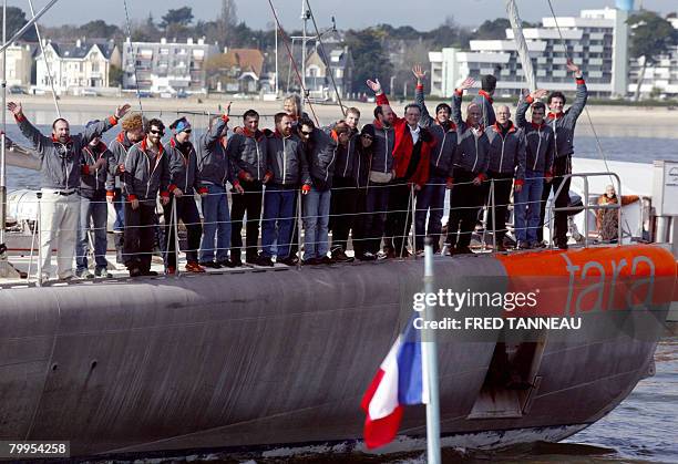 Quipage du voilier polaire Tara salue le public ? son arriv?e dans le port de Lorient, le 23 f?vrier 2008, apr?s 20 mois d'exp?dition scientifique...