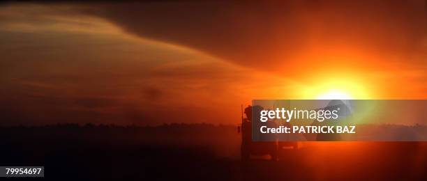 Soldiers from the 2nd Battallion 12th Field Artillery Regiment, 4-2 SBCT, patrol the outskirts of the town of Baquba, 20 kms northeast of Baghdad, at...