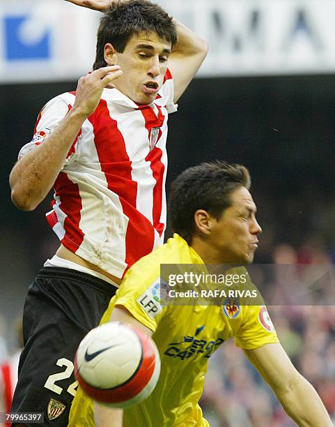 Athletic Bilbao's Javi Martinez vies with Villarreal's Argentinian Guillermo Franco during a Spanish league football match on February 24, 2008 at...