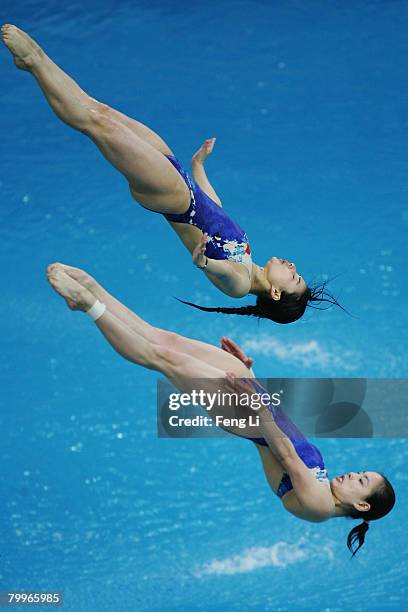 China's Guo Jingjing and Wu Minxia take first place during the Women's 3m Synchronized Springboard final at the "Good Luck Beijing" 2008 16th FINA...