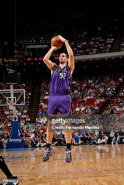 Brad Miller of the Sacramento Kings shoots against the Orlando Magic at Amway Arena on February 24, 2008 in Orlando, Florida. NOTE TO USER: User...