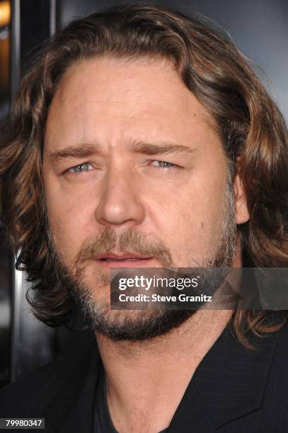 Actor Russell Crowe arrives to the industry screening for "American Gangster" at the Arclight on October 29, 2007 in Hollywood, California.