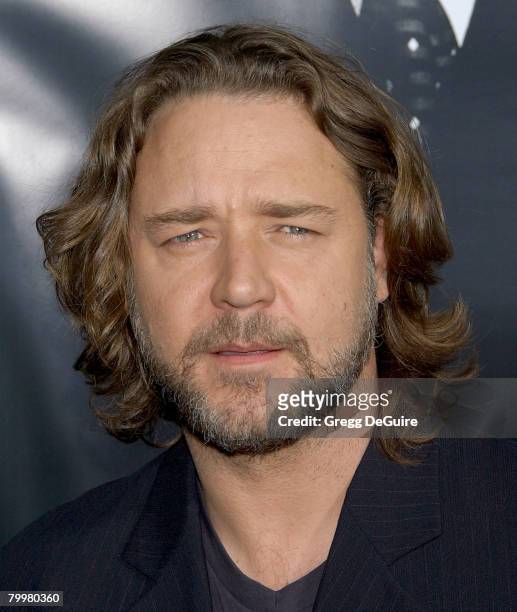 Actor Russell Crowe arrives at the "American Gangster" premiere at the Arclight Hollywood Theatre on October 29, 2007 in Hollywood, California.