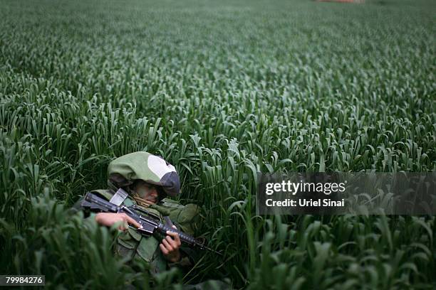 Camouflaged Israeli infantry troops deploy in a wheat field February 25, 2008 near Kibbutz Nahal Oz on Israel's border with Gaza. Israel deployed...