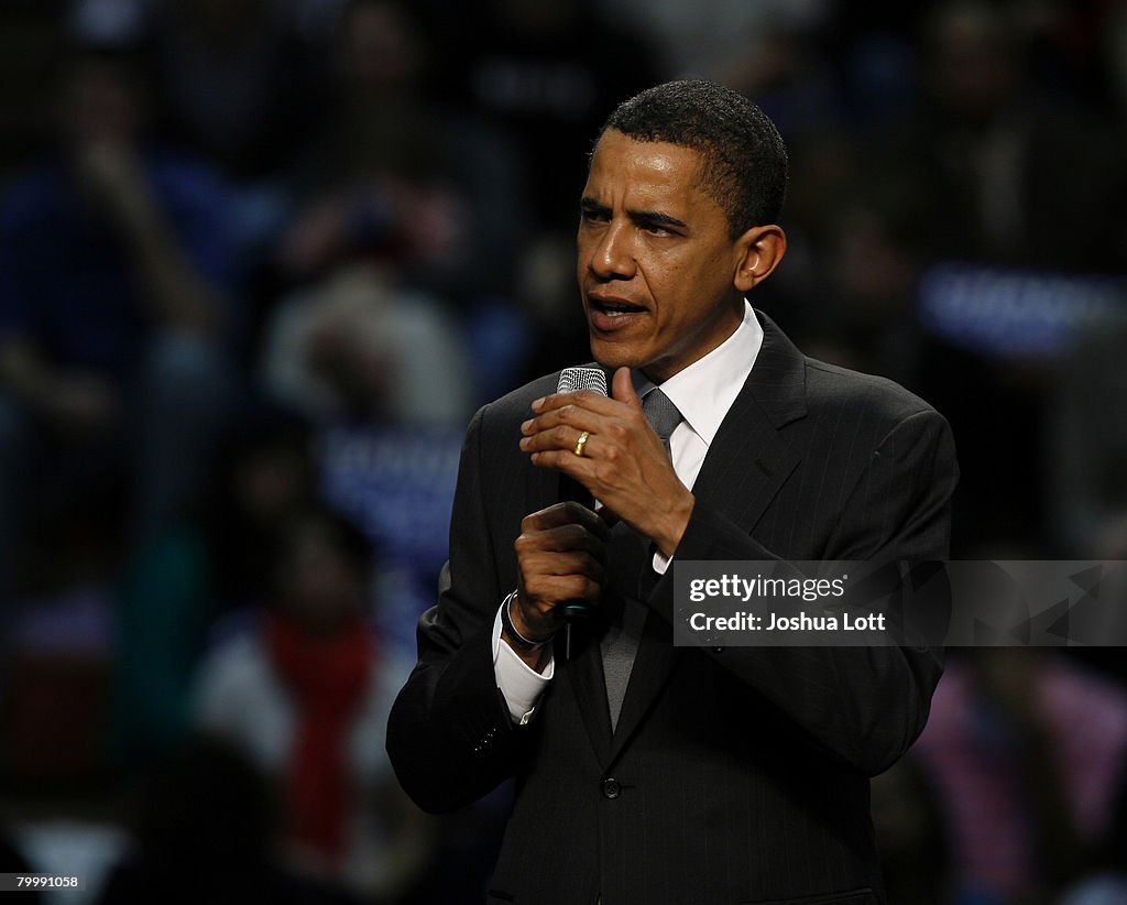 Barack Obama Campaigns In Cincinnati