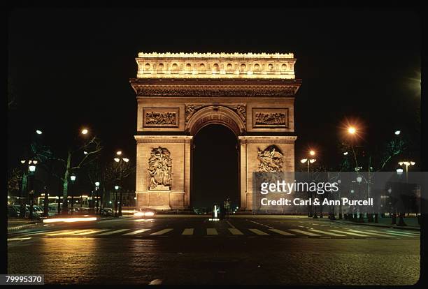 arc de triomphe at night - ann purcell stockfoto's en -beelden