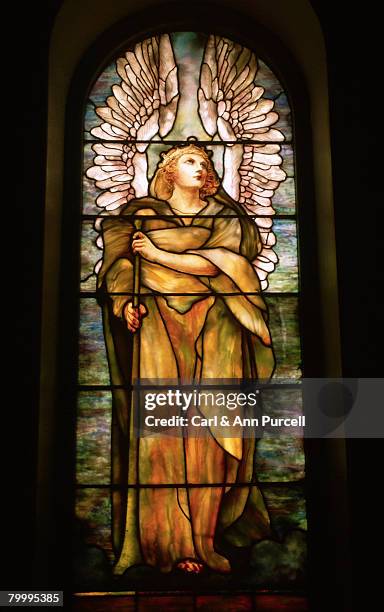 stained glass window depicting an angel - ann purcell stockfoto's en -beelden