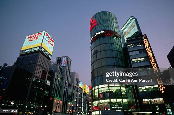 ginza commercial district, tokyo - ann purcell stockfoto's en -beelden