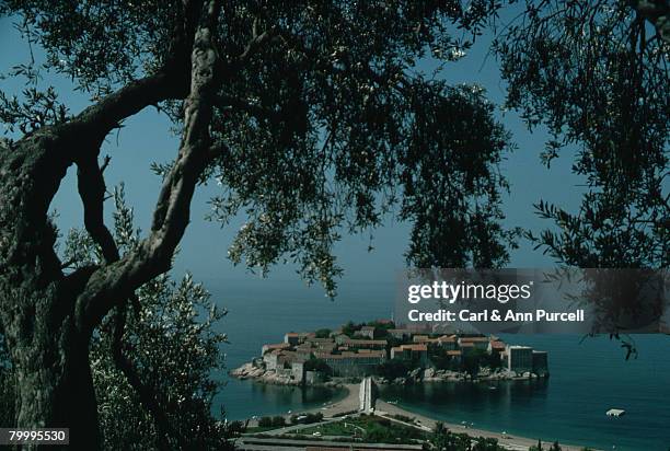 island village of sveti stefan - ann purcell stockfoto's en -beelden