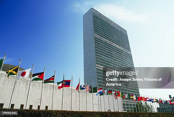 united nations headquarters - edificio de las naciones unidas fotografías e imágenes de stock