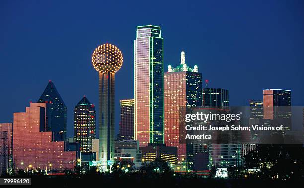 reunion tower and dallas skyline at sunset - reunion tower stock-fotos und bilder