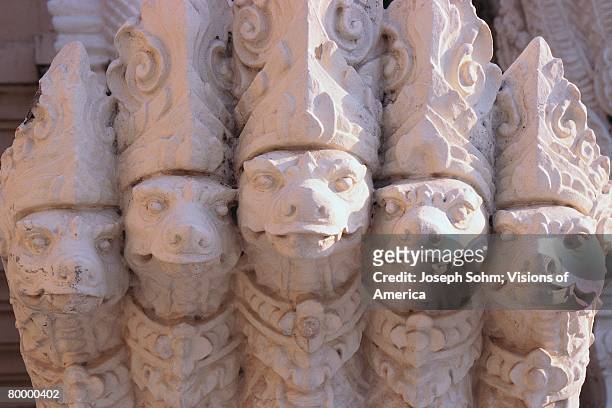 dragon sculptures on buddhist temple - altorrelieve fotografías e imágenes de stock