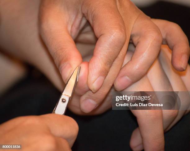 mother clipping fingernails - nail scissors - fotografias e filmes do acervo