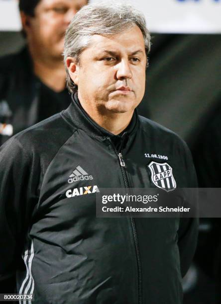 Gilson Kleina, head coach of Ponte Preta and Thiago Maia of Cruzeiro in action during the match between Ponte Preta and Cruzeiro for the Brasileirao...