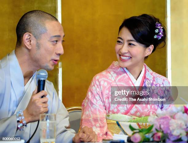 Kabuki actor Ebizo Ichikawa and former TV anchor Mao Kobayashi hold a press conference on their engagement at the Park Tower Hotel on January 29,...