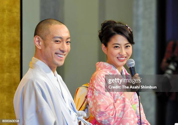 Kabuki actor Ebizo Ichikawa and former TV anchor Mao Kobayashi hold a press conference on their engagement at the Park Tower Hotel on January 29,...