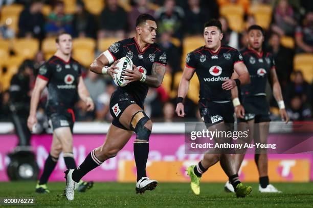 Ken Maumalo of the Warriors runs the ball during the round 16 NRL match between the New Zealand Warriors and the Canterbury Bulldogs at Mt Smart...