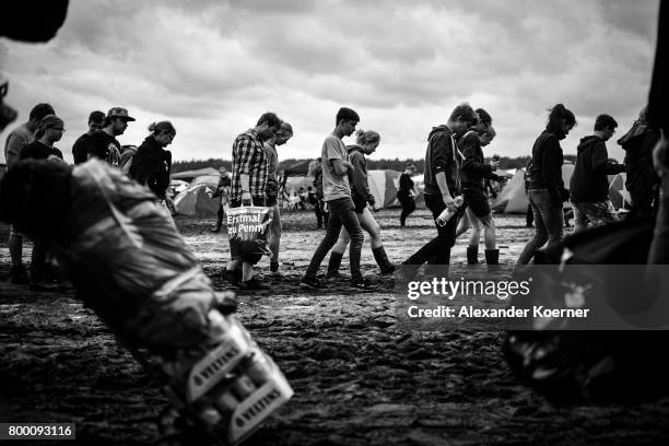 Festival goer arrive at the camp site of the Hurricane Festival 2017 after a night full of heavy rain and winds on June 23, 2017 in Scheessel,...