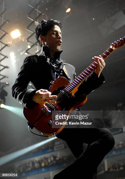 Prince performs during a concert at the O2 Arena on August 24, 2007 in London, United Kingdom.
