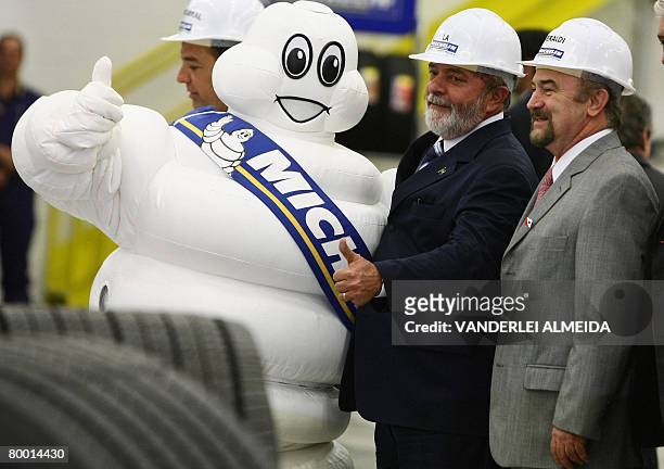 Brazilian president Luiz Inacio Lula da Silva and Luiz Fernando Beraldi president for Latin America of French tyre maker Michelin pose with the...